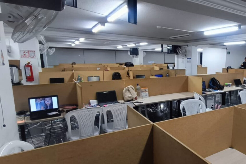El operativo en un call center de Quito abrió una investigación que alcanza a 10 personas.
