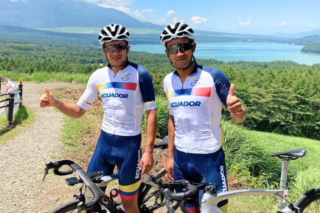 Richard Carapaz y Jhonatan Narváez en un entrenamiento en 2024.