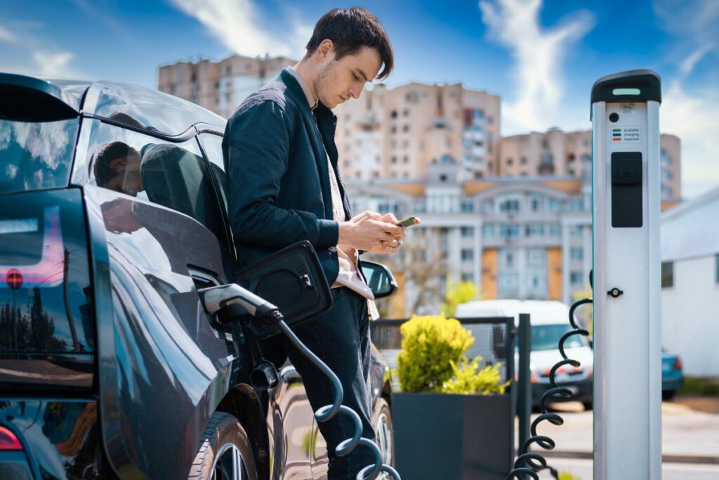 Imagen referencial. Los automotores con nuevas tecnologías ya representan aproximadamente uno de cada cuatro vehículos nuevos vendidos en Ecuador.
