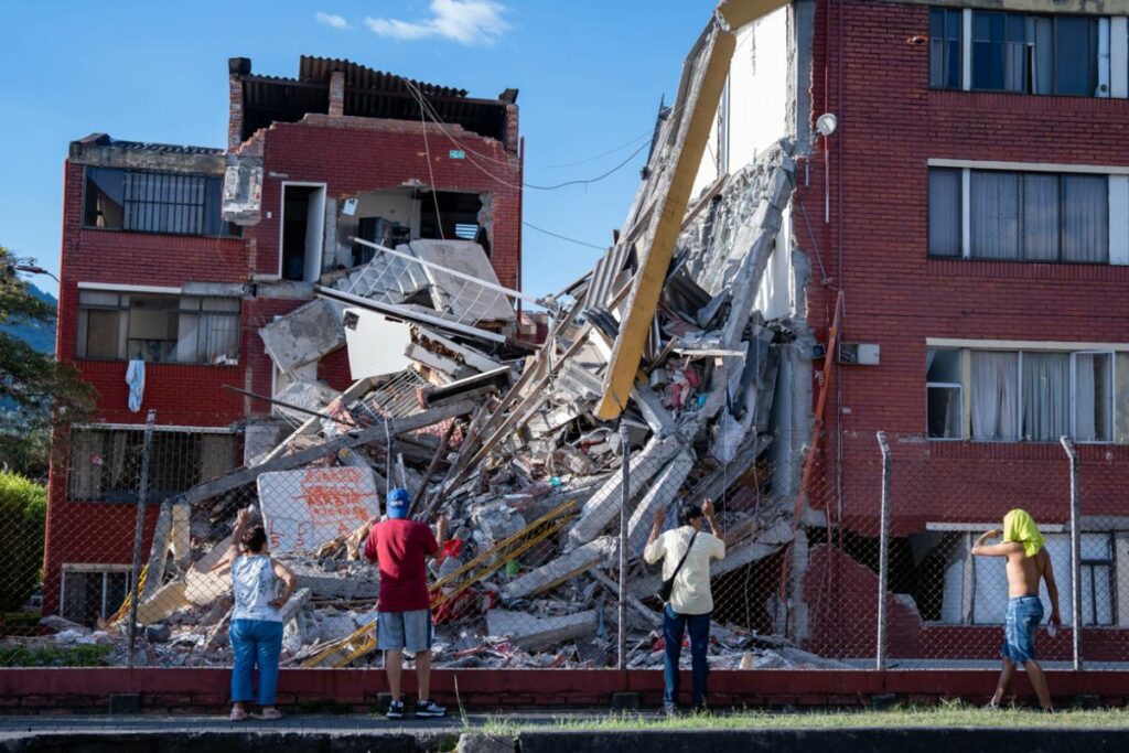 ersonas observan viviendas afectadas luego de un terremoto de magnitud 7,4 este lunes, en Pereira (Colombia).