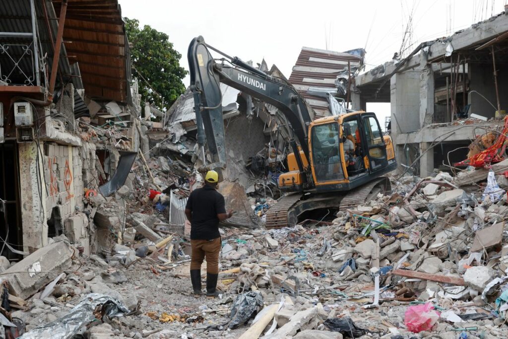 Maquinaria pesada remueve escombros de un edificio destruido por el terremoto este miércoles, en Quibdó, Chocó (Colombia).