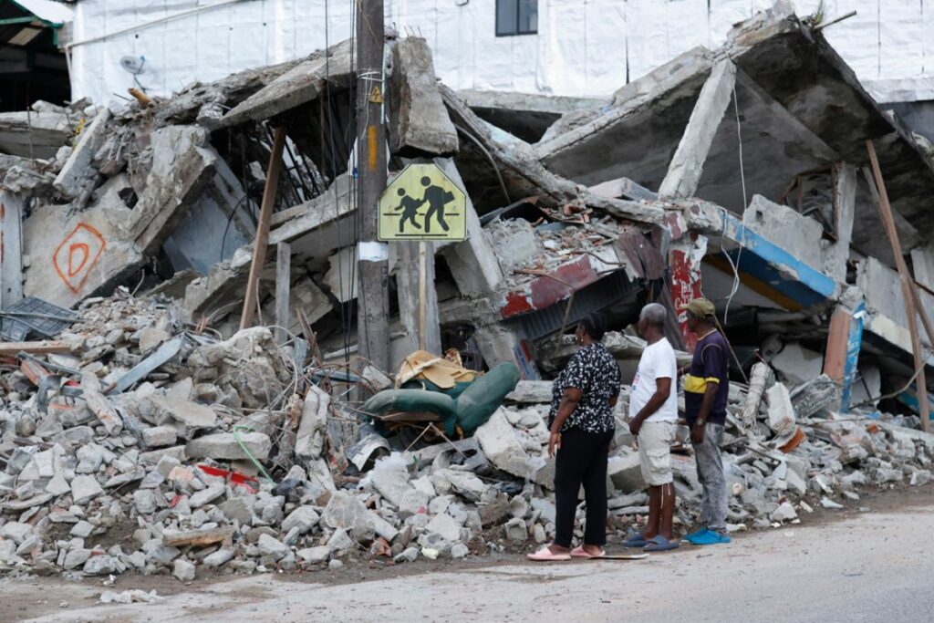 Personas observan un edificio destruido por el terremoto este miércoles, en Quibdó, Chocó (Colombia).