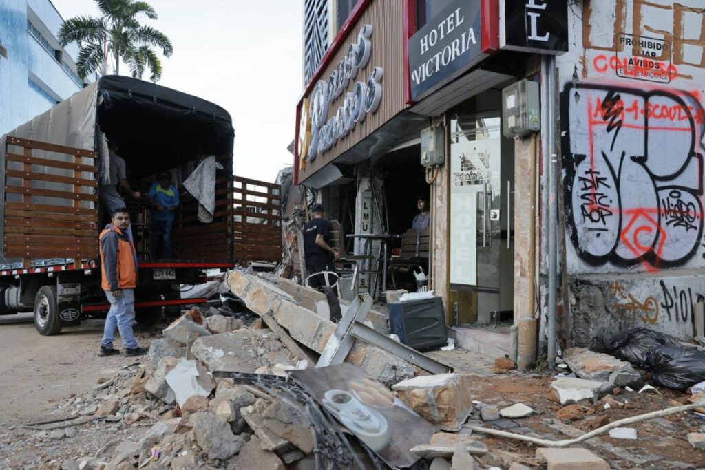 Personas retiran escombros de una edificación destruida tras el terremoto de magnitud 7,4 en Pereira (Colombia).