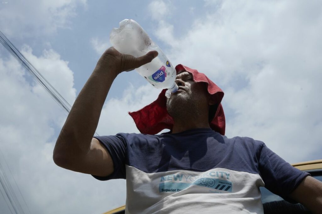 La hidratación constante es una de las recomendaciones para protegerse del calor extremo en Ecuador.