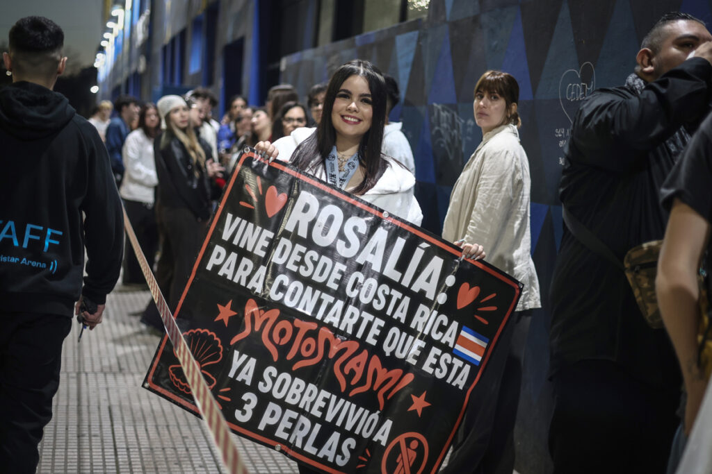 Una aficionada de la cantante española Rosalía sostiene un cartel previo al concierto de la artista este sábado, en las afueras del Movistar Arena de Buenos Aires. Foto: EFE