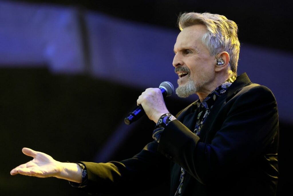 Miguel Bosé cantó en el concierto solidario tras el terremoto de Colombia. Foto: EFE