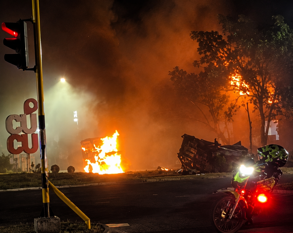 Al menos seis explosiones se registraron en la madrugada de este 1 de agosto en inmediaciones del comando de la Policía de Cúcuta. Foto: Captura de video