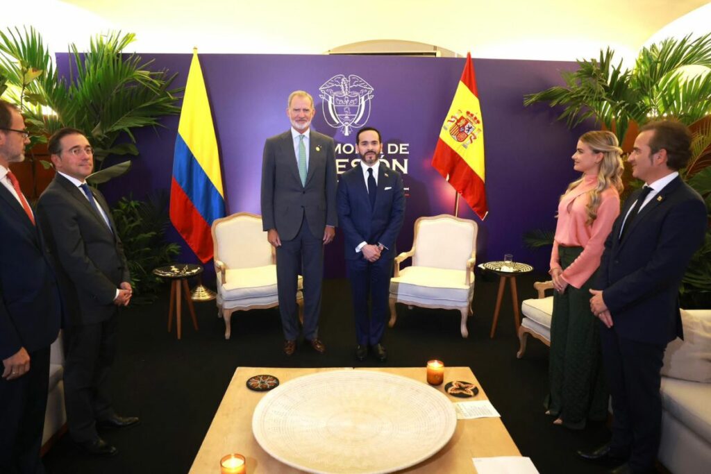 El rey Felipe VI y el presidente electo de la República de Colombia, Abelardo de la Espriella, durante su encuentro este viernes en el Centro Cultural de Cali.