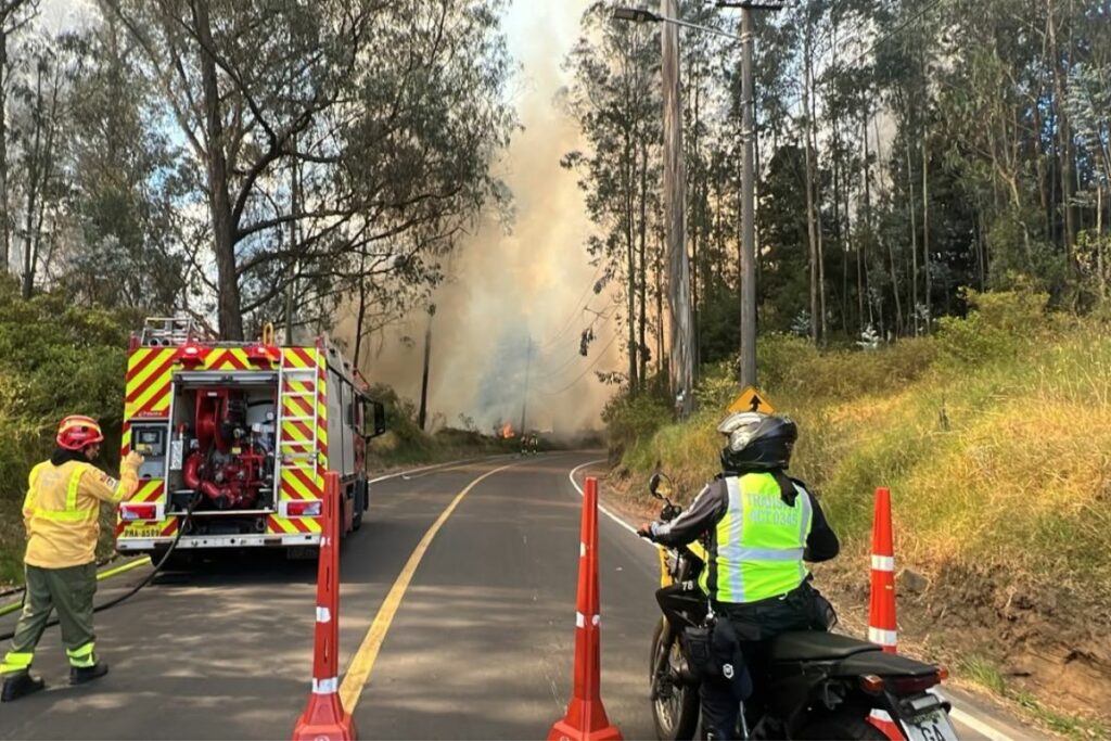 Personal del Cuerpo de Bomberos de Quito trabaja en la contención del incendio forestal. FOTO: AMT Quito