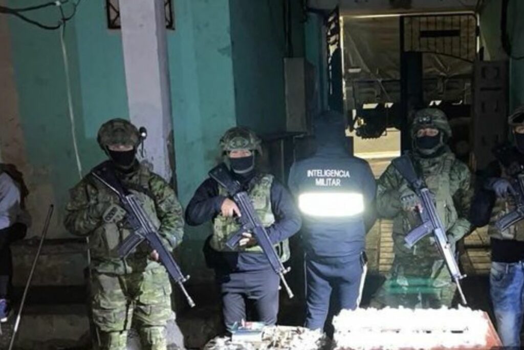 Personal militar custodia las evidencias. Foto: Fuerzas Armadas