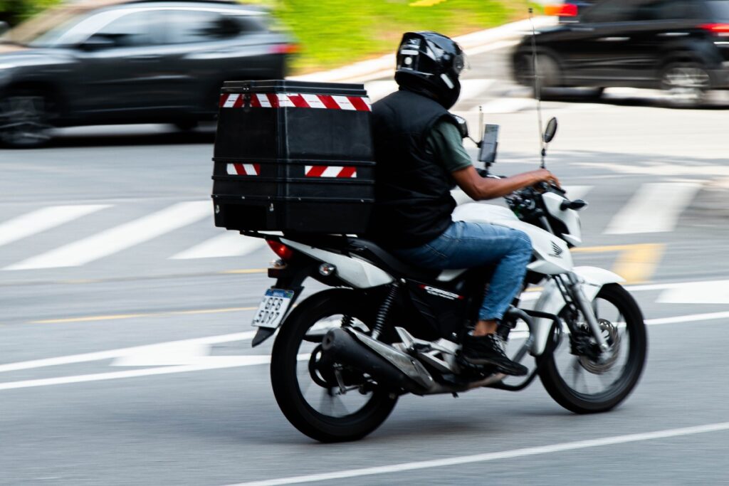 Quito implementará código QR a motociclistas de 'delivery' para seguridad ciudadana