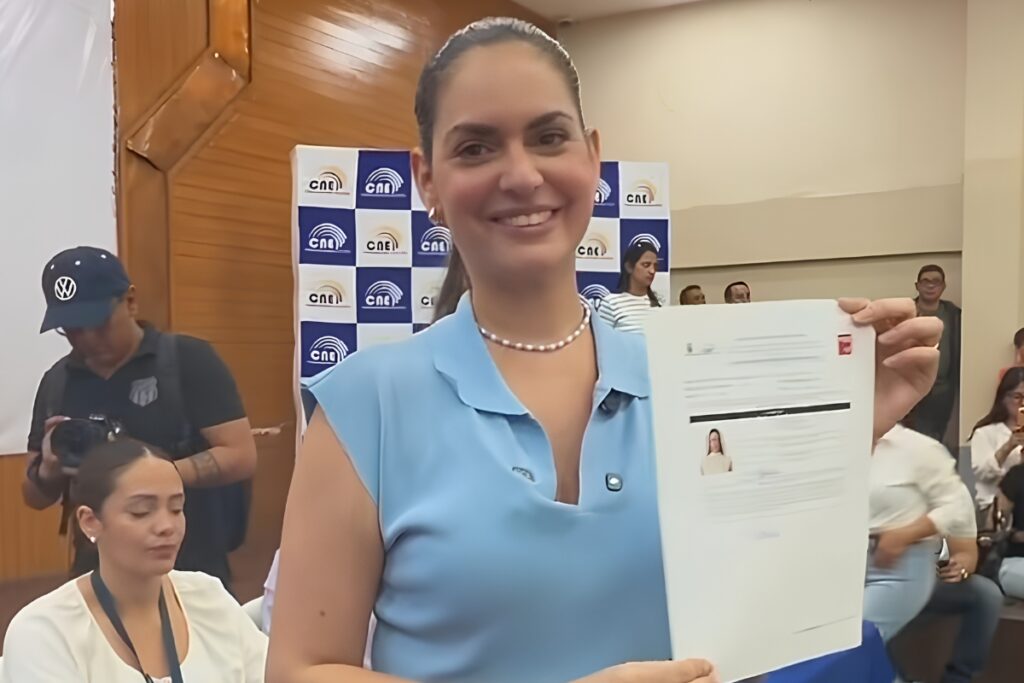 Fiorella Ycaza,esposa de Aquiles Alvarez, inscribió su candidatura a la Alcaldía de Guayaquil
