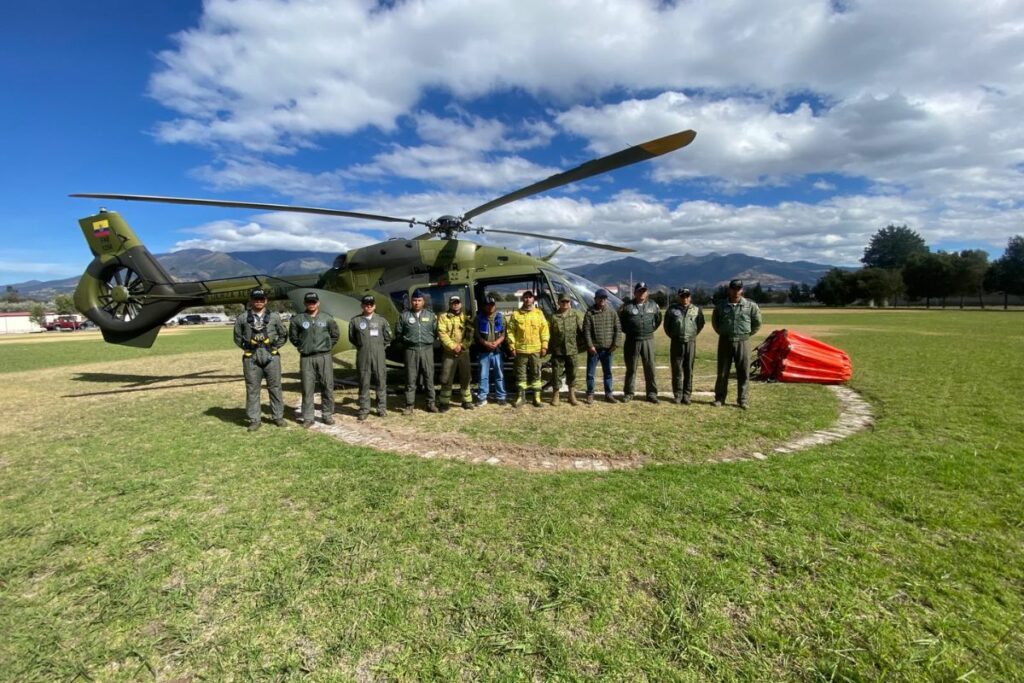 El Ejército desplegó aeronaves para combatir el incendio en Cotacachi.