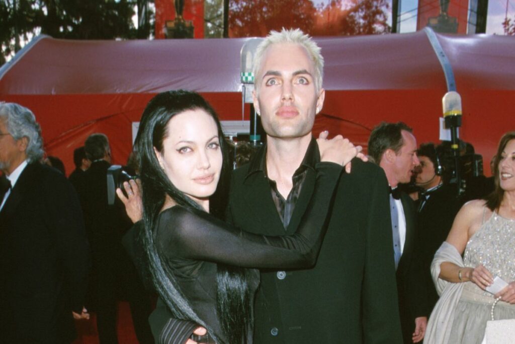 Angelina Jolie junto a su hermano James en una alfombra roja.