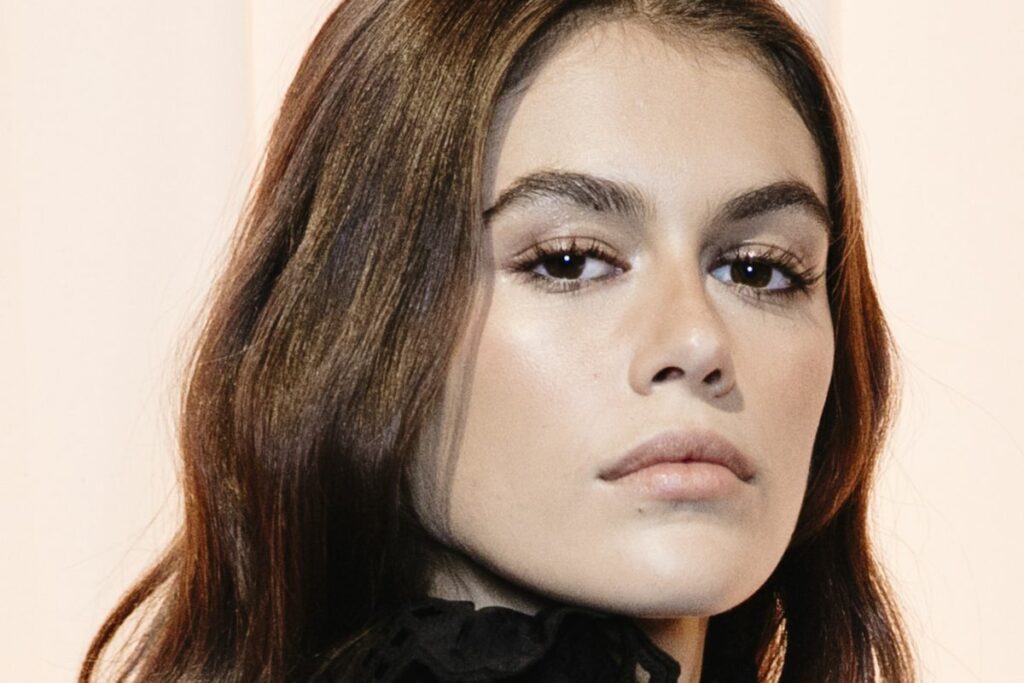 Kaia Gerber es una modelo y actriz estadounidense, es ampliamente conocida por ser hija de la legendaria supermodelo Cindy Crawford.