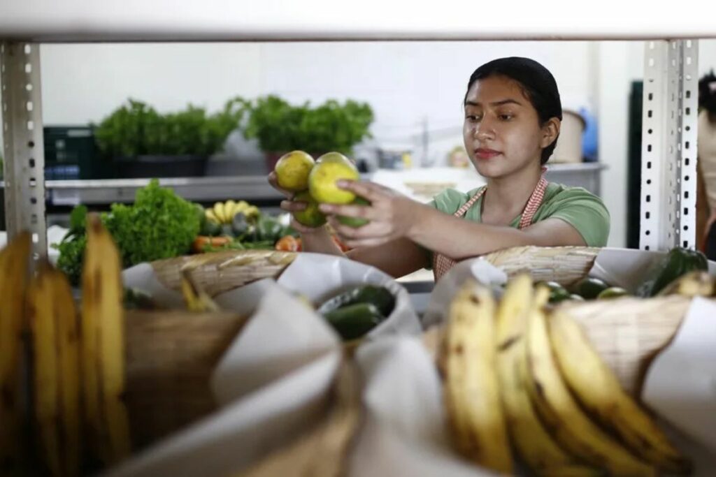 Imagen referencial. Yamileth González preparando pedidos de frutas y verduras como parte del proyecto agroecológico ‘La Canasta Campesina’, en El Salvador.