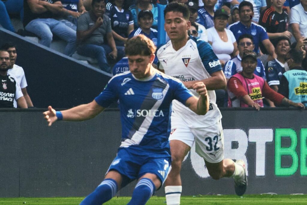 Luca Klimowiczk (izq.) de Emelec disputa un balón con Édison Gómez (der.) de Liga de Quito.