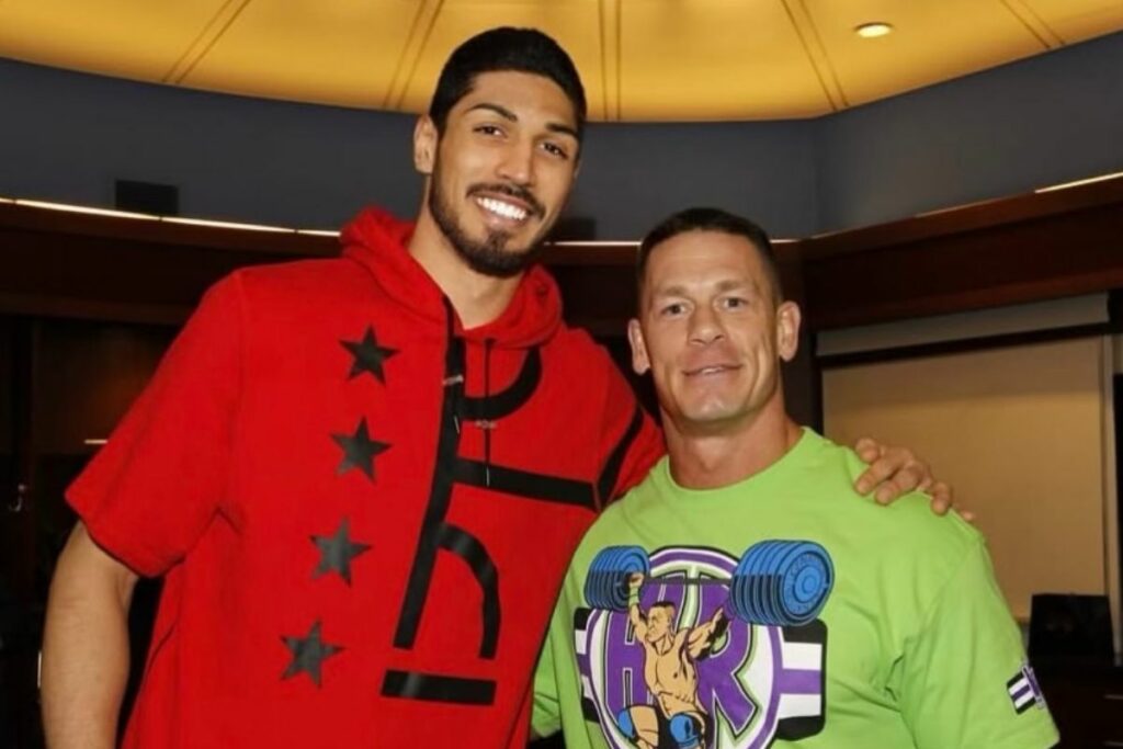 Enes Kanter Freedom (izq.) junto al luchador John Cena. El exbasquetbolista sorprende al oficializar su candidatura para jugar en la WNBA en 2027.
