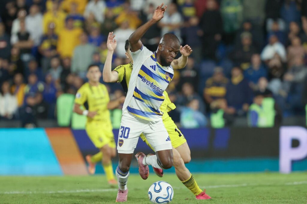 Enner Valencia durante un partido con Boca Juniors tras su llegada.