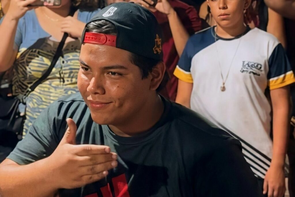 Jóvenes utilizan canciones para farmear aura en redes sociales.