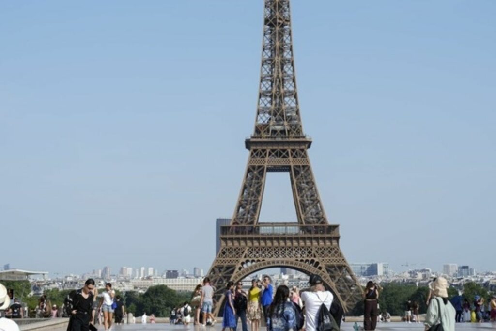 La Torre Eiffel, en París, durante una nueva ola de calor.