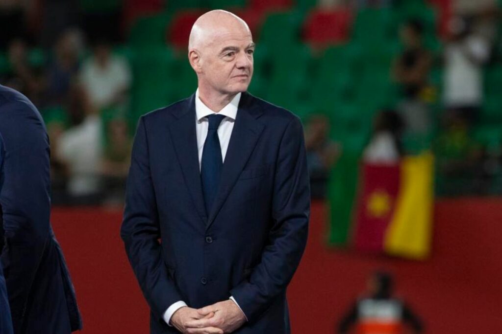 Gianni Infantino, presidente de la FIFA, participa en una ceremonia oficial de la organización.