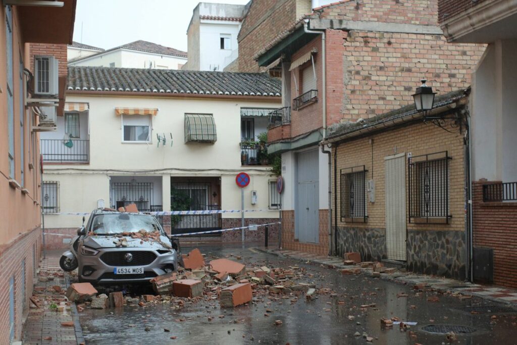 Vista de daños provocados por el terremoto el sábado 15 de agosto, en Armilla (Granada)