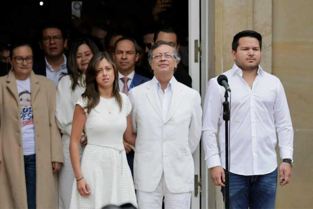 El presidente saliente de Colombia, Gustavo Petro (c), habla junto a sus hijos, Antonella (i) y Nicolas Petro (d), en un acto solemne con el pone fin a su mandato de cuatro años,