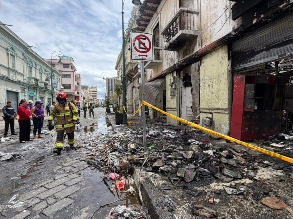 Bomberos intervienen viviendas afectadas por el incendio y la emergencia en Riobamba