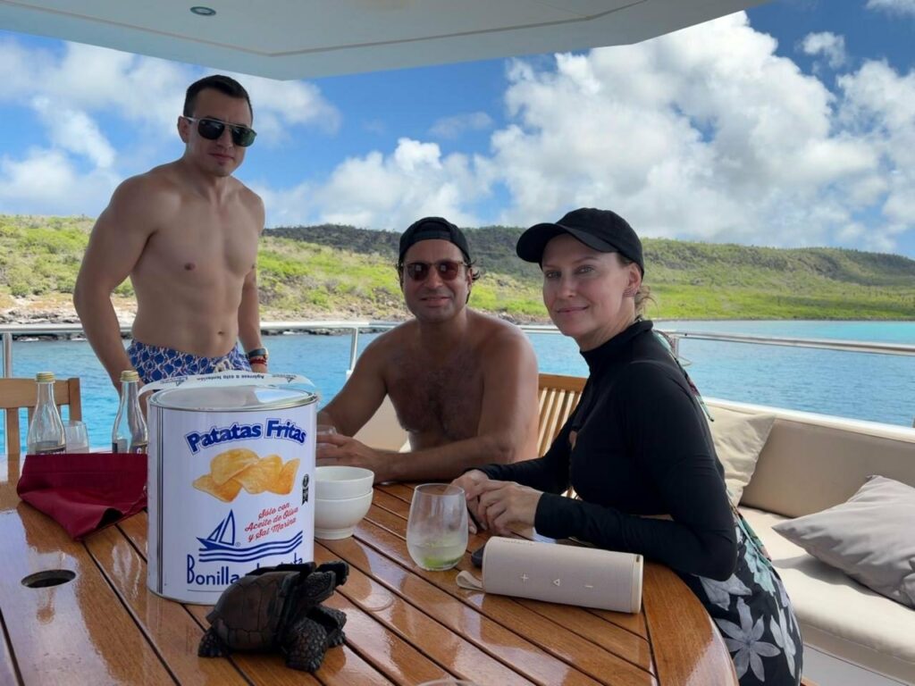 Daniel Noboa junto a Michele Sensi Contugi Ycaza y Stephany Hollihan Vasconez.