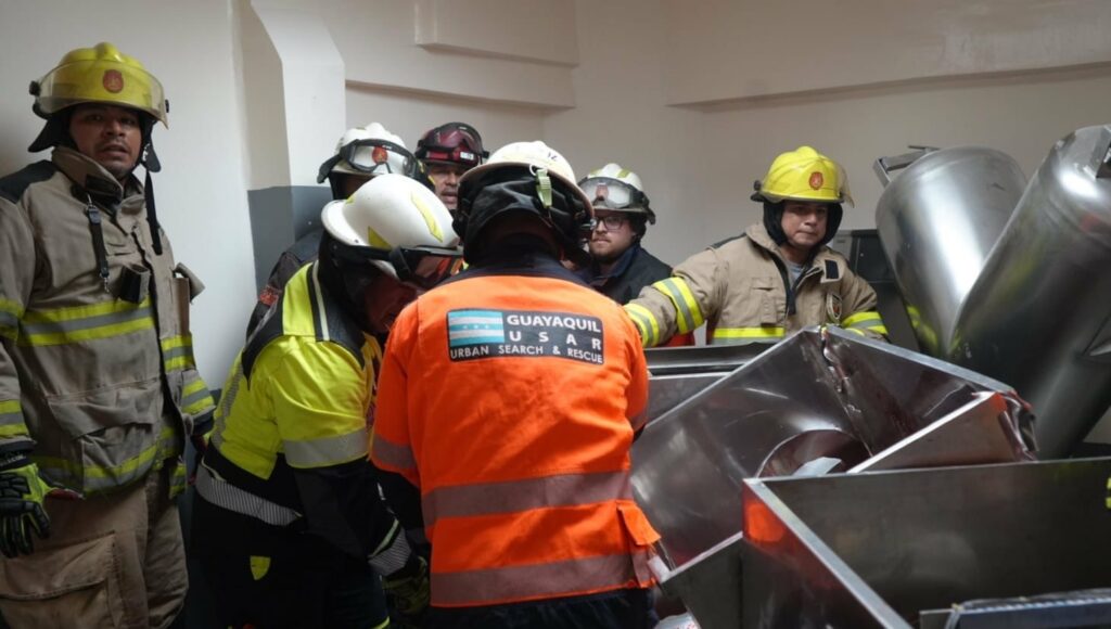 Bomberos de Guayaquil se encargaron de la extracción del cuerpo.