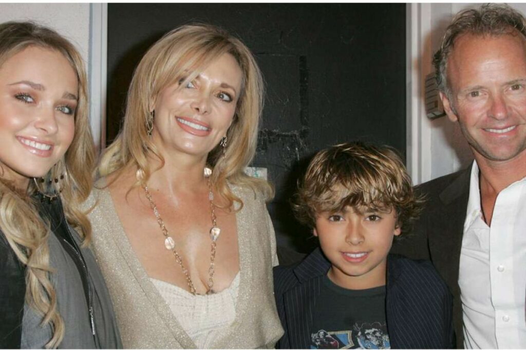 La actriz Hayden Panettiere (izq.) junto a sus padres y su hermano.