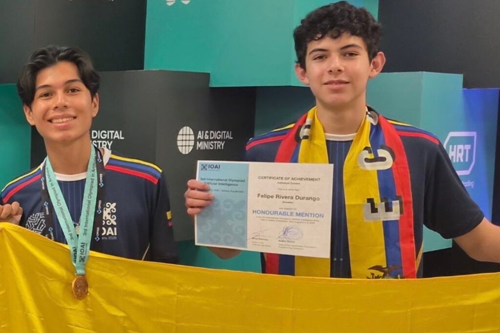 Henry Riera (izq.) y Felipe Rivera colocaron al Ecuador en el podio de la Olimpiada Internacional de IA. Foto: OIEC