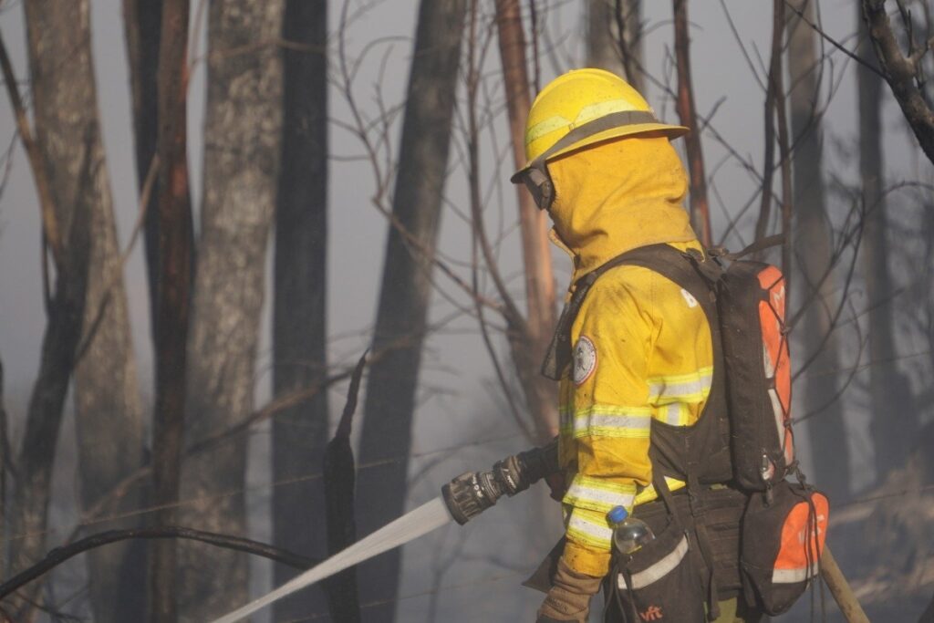 El equipo de combate de incendios forestales continúa en el sector El Quinche realizando labores de control. Foto: Bomberos Quito