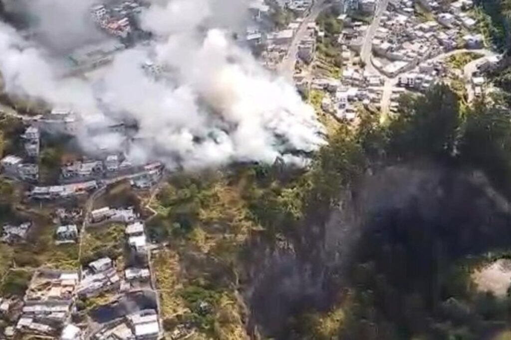 Los bomberos trabajan en el control del fuego en La Libertad. Foto: Bomberos Quito