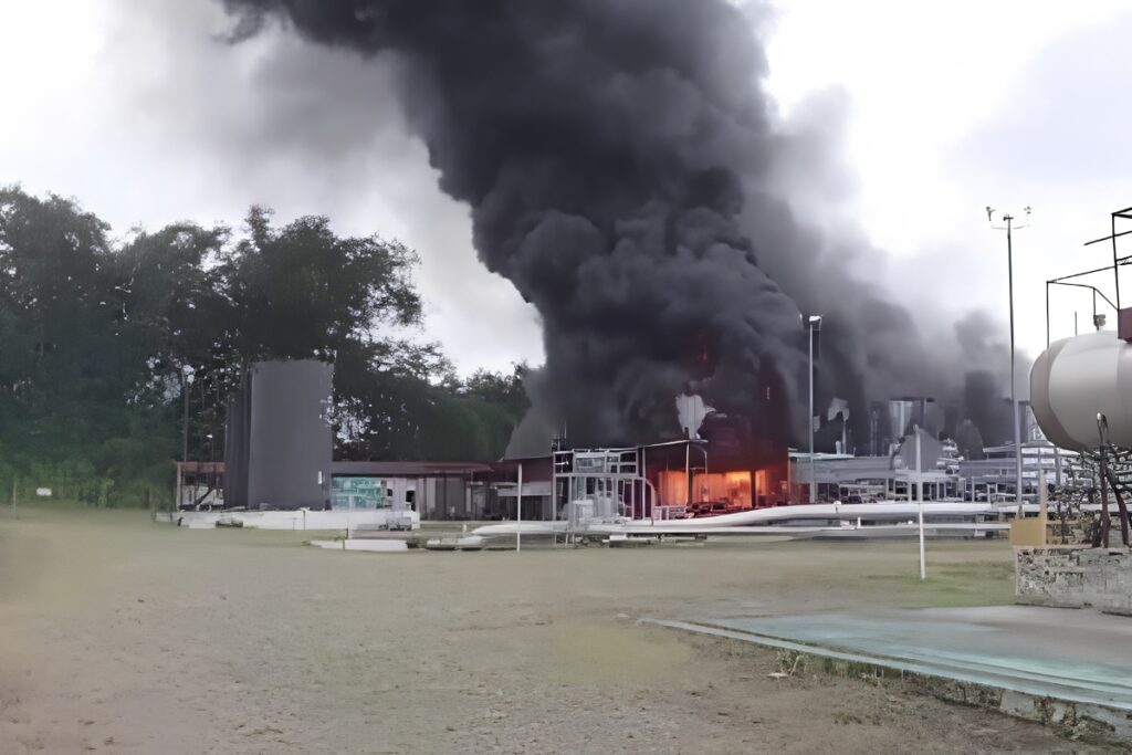 Las llamas envolvieron el sistema de bombeo de crudo de la estación número 10 de Petroecuador. Foto: Cuenta X de Radiogovea