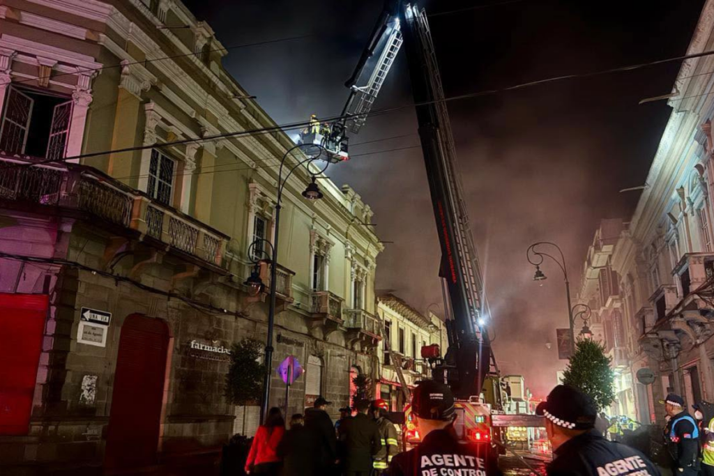 Los Bomberos lograron contener el incendio en Riobamba.