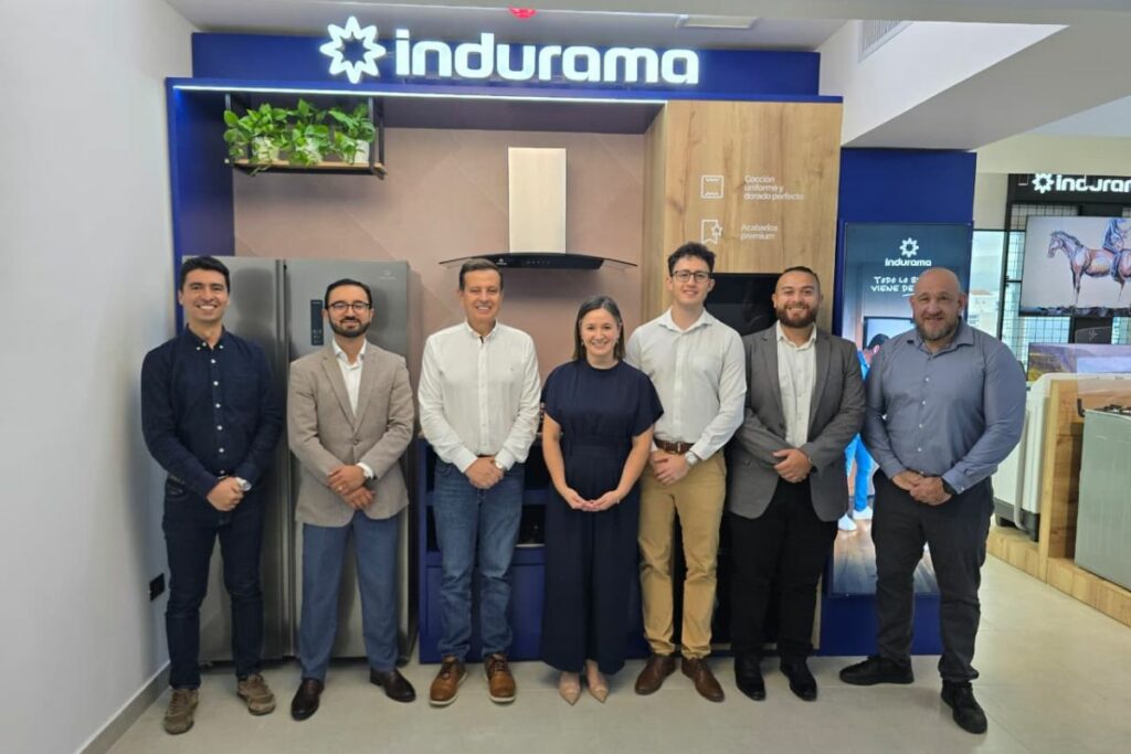 Siete representantes frente a una exhibición de electrodomésticos de Indurama en Panamá.