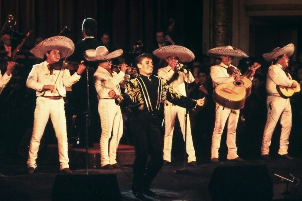 Juan Gabriel junto a la orquesta en su histórico concierto en el Palacio de Bellas Artes en 1990.