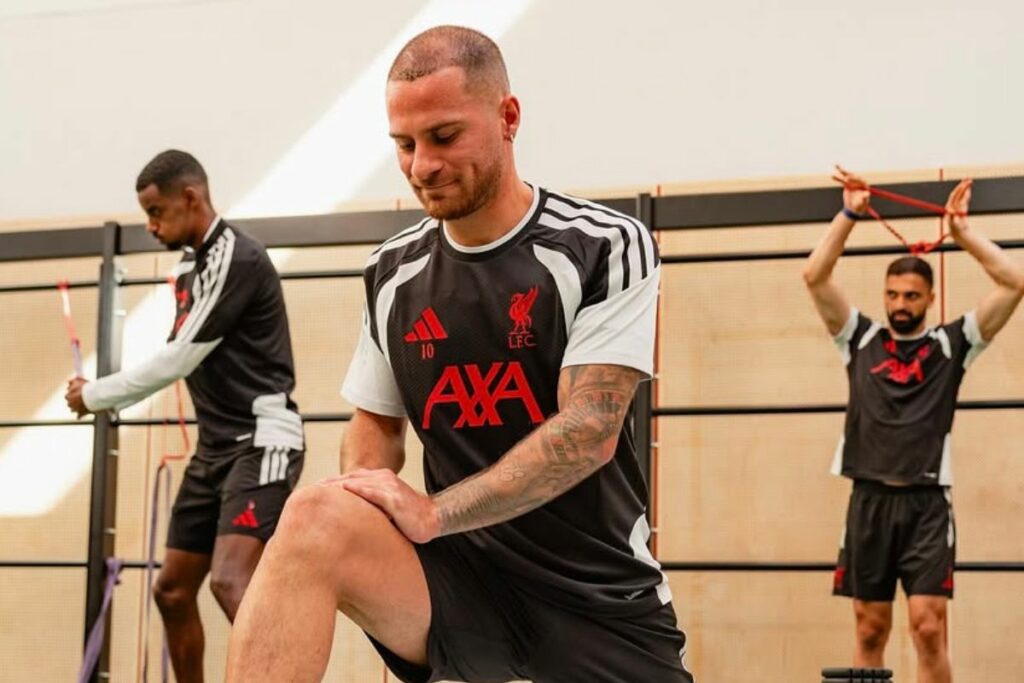 Jugadores del Liverpool durante un entrenamiento. Jeff Bezos adquirió una participación minoritaria del club inglés.
