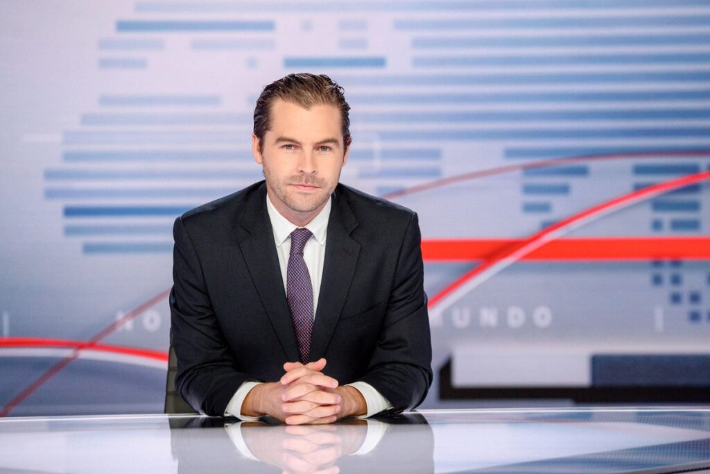 Periodista y presentador principal de informativos en español.