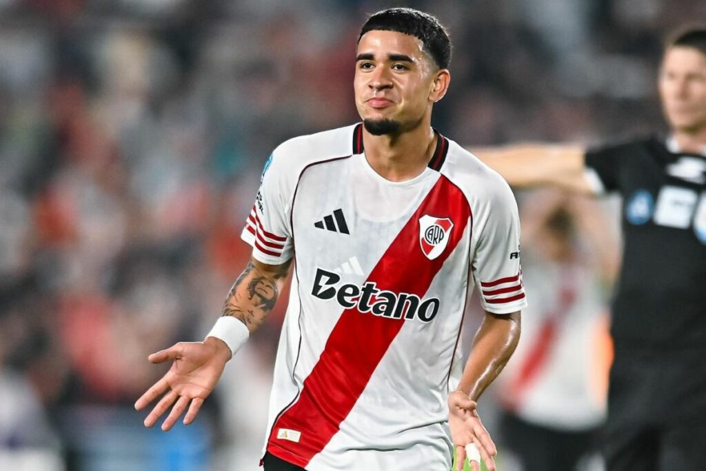 Kendry Páez celebra uno de sus goles durante su último paso por River Plate.