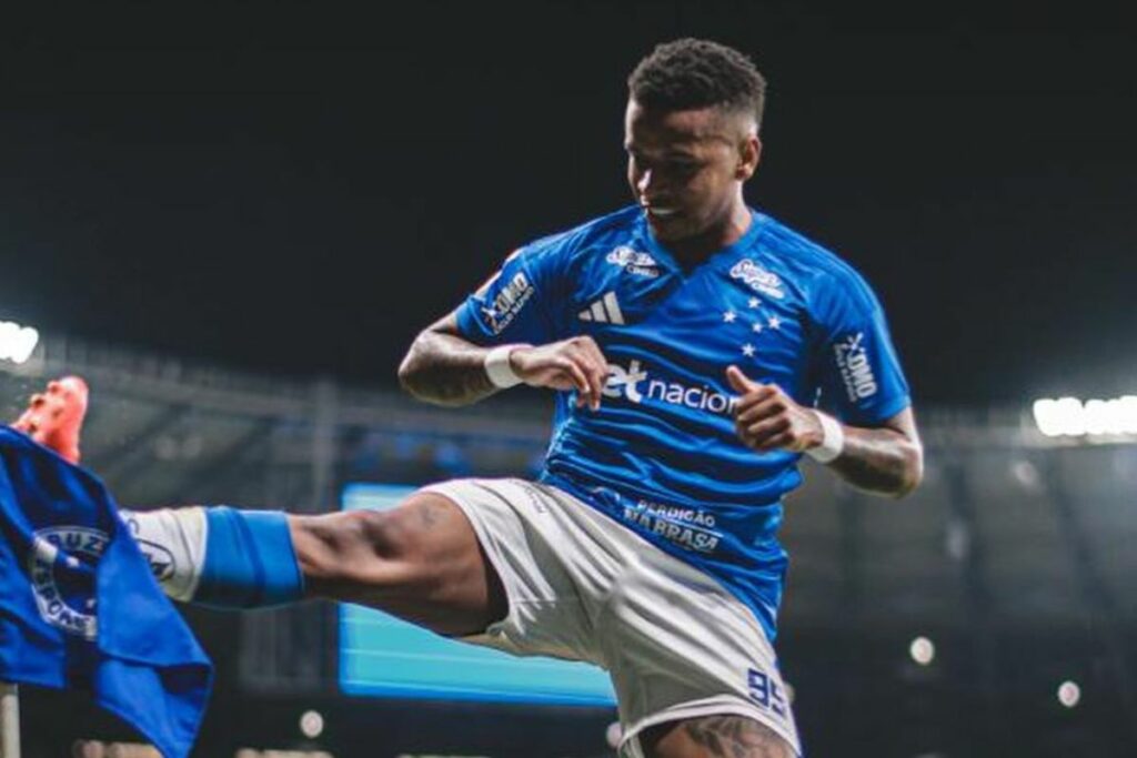 Keny Arroyo celebra su último gol con Cruzeiro en Brasil.