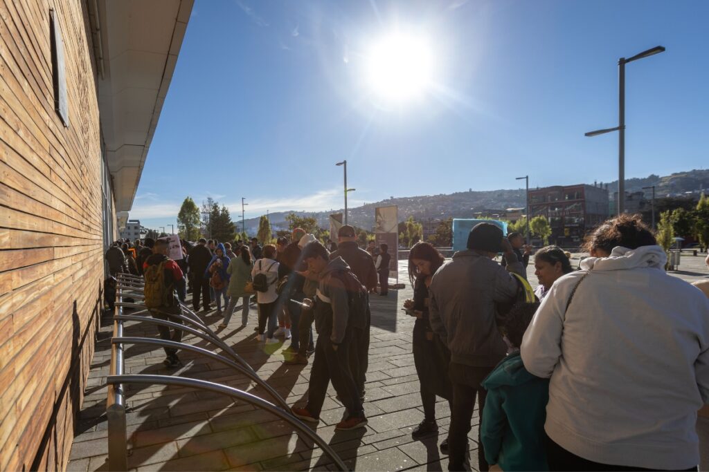 Ciudadanos que pasaron la noche afuera de las oficinas de la ANT en Quito.