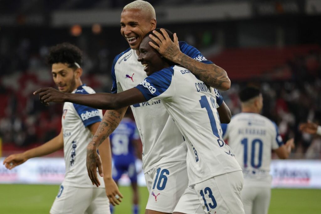 Deyverson abraza a Janner Corozo en Liga de Quito antes de los cuartos de final de Copa Libertadores.