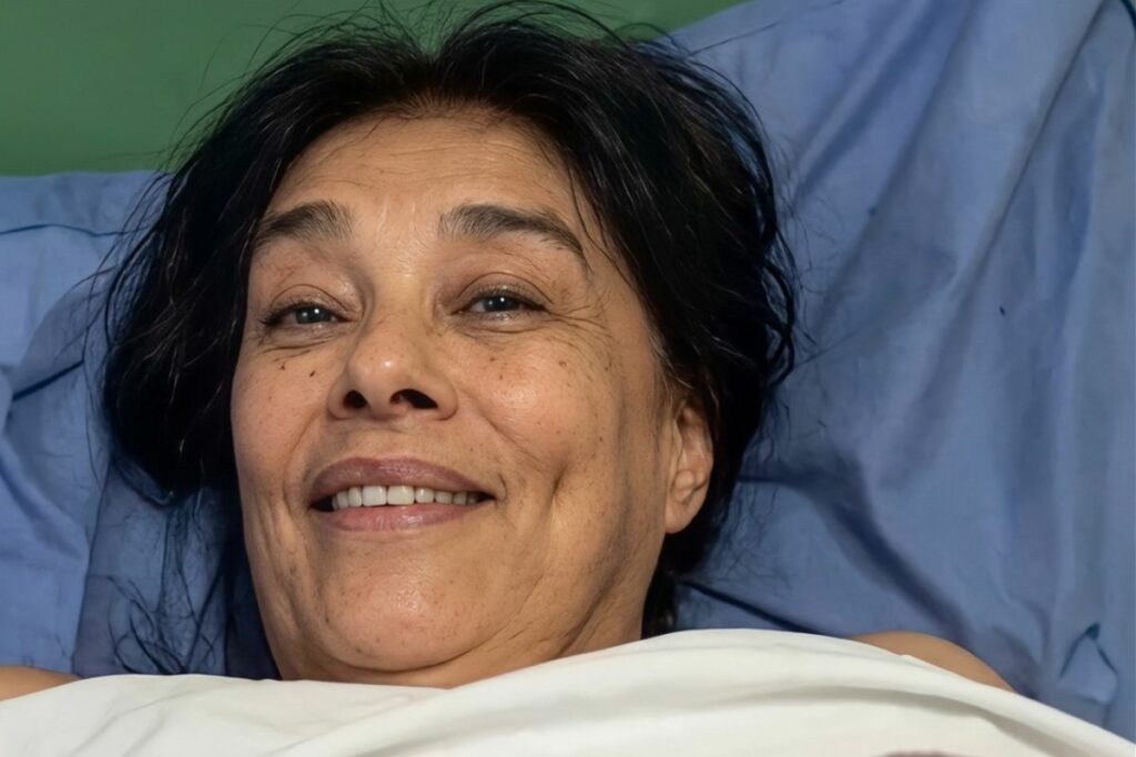 Mabel, tras convertirse en mamá por primera vez a los 62 años en el Hospital San Felipe.