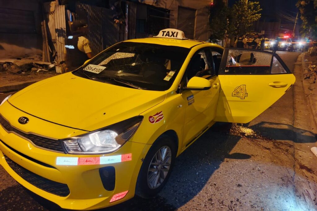 Cerca de las 22:00 del sábado 22 de agosto se produjo un ataque violento contra un taxi que acabó con la vida de dos personas en Machala.