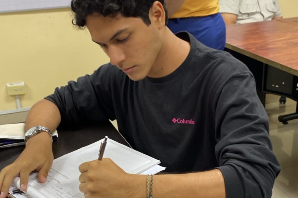 Matías Acosta recuerda que dos profesores le entrenaron para participar en el Kanguro Matemático.
