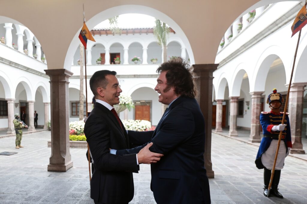Javier Milei junto a Daniel Noboa durante su encuentro en Carondelet.