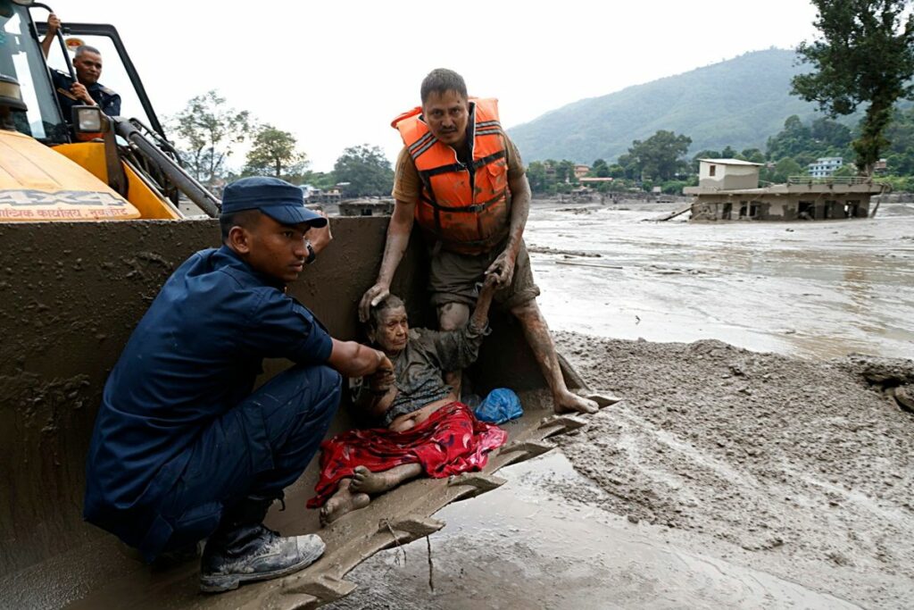Maquinaria ayuda en el rescate de las personas afectadas por la riada en Nepal.